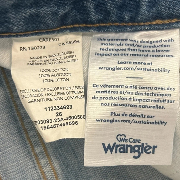 Wrangler Wrock 692 NWT size 26 frayed flare bottom. Slight crop - Picture 8 of 8